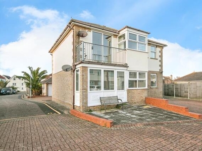 2 Bedroom Flat For Sale In Walton On The Naze, Essex