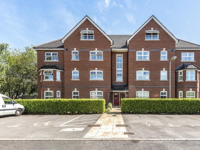 3 Bed Flat/Apartment For Sale in St.Francis Close, Crowthorne, RG45 - 4387622