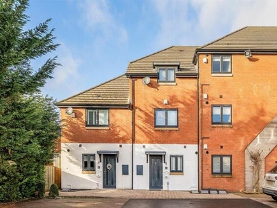 3 Bedroom Town House For Sale In Shirley
