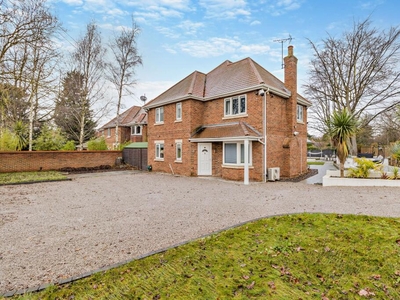 5 bedroom detached house for sale in Whin Hill Road, Bessacarr, Doncaster, South Yorkshire, DN4