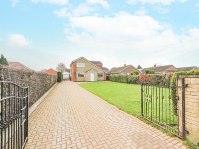 5 bedroom detached house for sale in Whiphill Lane, Armthorpe, Doncaster, DN3