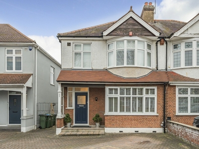 Semi-detached House to rent - Footscray Road, London, SE9