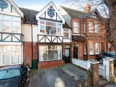 Studio flat for sale in Pavilion Road, Worthing, BN14