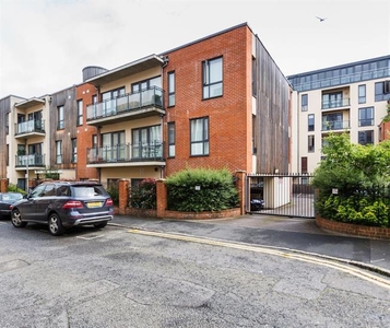 1 bedroom property to let in Haydon Place, Guildford