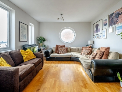 2 bedroom property for sale in Amsterdam Road, London, E14