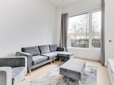 2 bedroom property to let in Central Avenue, Fulham, London