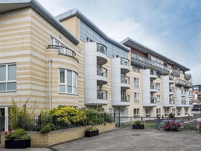 2 bedroom property to let in Marina Place, Hampton Wick, Kingston Upon Thames