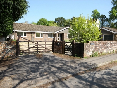3 bedroom property for sale in Church Road, Upper Farringdon, Alton, GU34