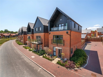 3 bedroom property for sale in Granadiers Road, WINCHESTER, SO22
