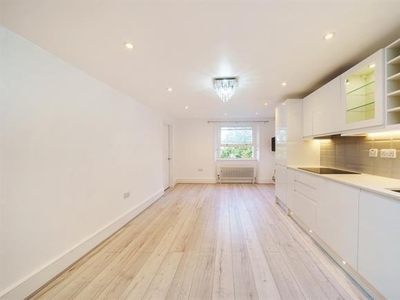 3 bedroom property to let in London