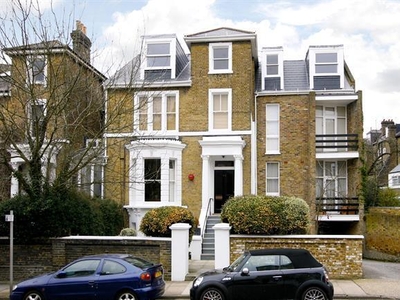 3 bedroom property to let in Montague Road Richmond TW10