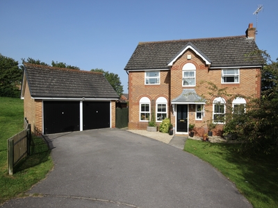 4 bedroom property for sale in Fontwell Drive, Alton, GU34