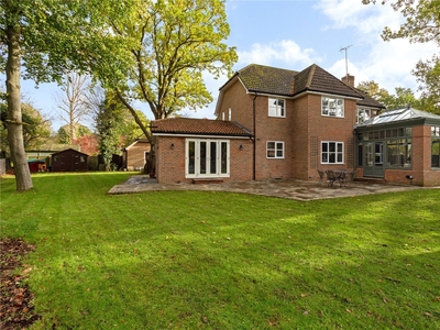 5 bedroom property for sale in Broome Close, YATELEY, GU46