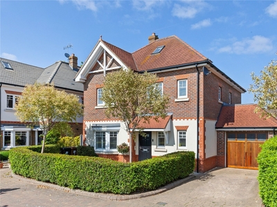 5 bedroom property for sale in Kingshill Close, Bushey, WD23