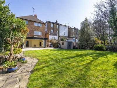 5 bedroom property to let in The Avenue, London