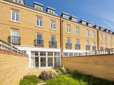 6 bedroom property to let in Upper Richmond Road, London