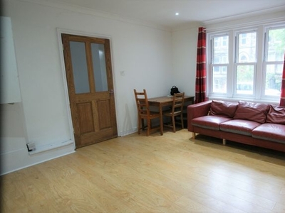 Flat to rent in 53 Spring Bank House, Spring Bank House, Headingley, Leeds LS6