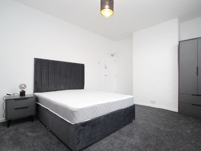 Room to rent in Room 1, Salisbury Avenue, Armley, Leeds LS12