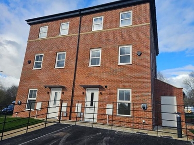 Town house to rent in Kirkham Crescent, Leeds LS14