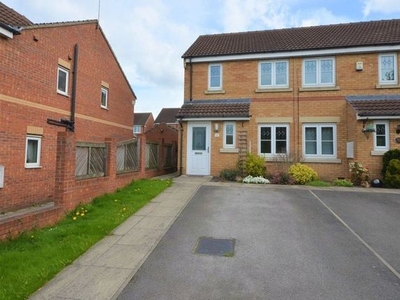 Town house to rent in Wood Lane, Castleford WF10