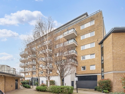 Flat in Smugglers Way, Wandsworth, SW18