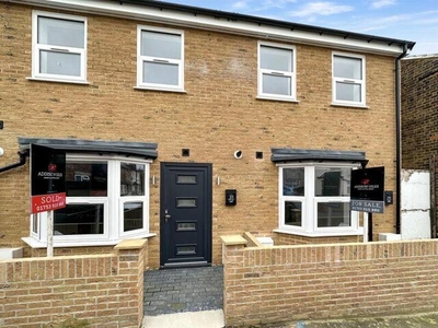 3 Bedroom End Of Terrace House For Sale In Slough