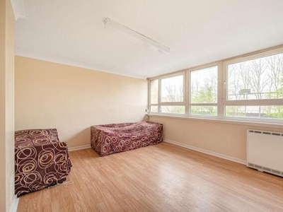 3 Bedroom Flat For Rent In Arnos Grove, London
