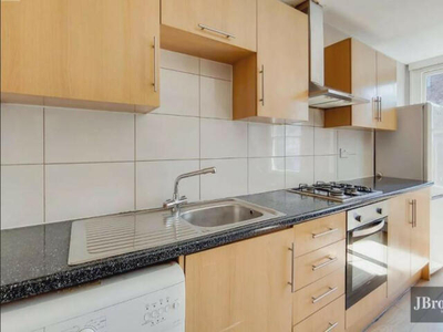 2 Bedroom Apartment For Rent In Norwood Junction, London