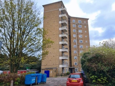 2 Bedroom Apartment For Sale In Great Plumree, Harlow