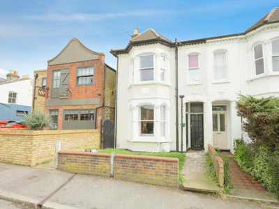 2 Bedroom Apartment For Sale In Leigh-on-sea