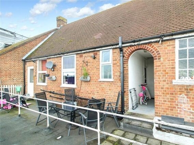 2 Bedroom Apartment For Sale In Leigh-on-sea, Essex