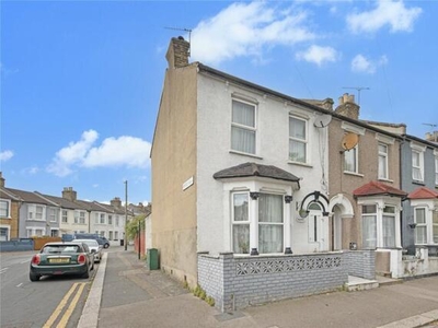 2 Bedroom End Of Terrace House For Sale In Walthamstow, London