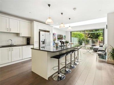 5 Bedroom Semi-detached House For Rent In London
