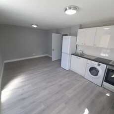 2 bedroom flat to rent London, E2 8AS
