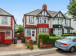 3 bedroom semi-detached house for sale London, N12 0LP