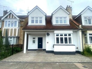 4 bedroom semi-detached house to rent Southend-on-sea, SS9 3JT