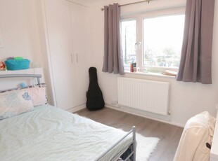 Bright room with heating in 4-bedroom flat, Tower Hamlets