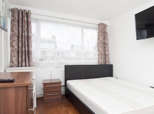Equipped room with window with courtyard view in shared flat, Putney