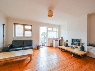 Flat in Beaconsfield Road, West Ham, E16