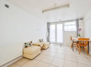 Flat in Sycamore Avenue, Ealing, W5