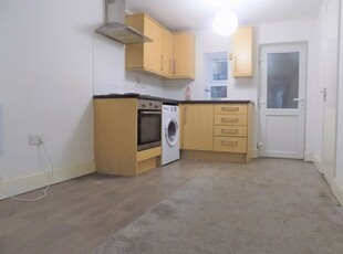 Flat to rent in Buxton Road, Luton, Bedfordshire LU1