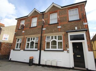Flat to rent in High Street, Kings Langley WD4