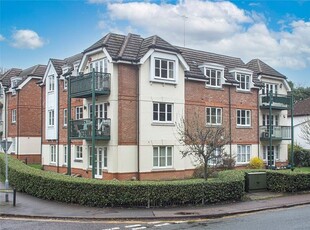 Flat to rent in Oaklands Court, Canonsfield Road, Welwyn, Hertfordshire AL6