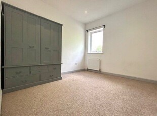 Flat to rent in The Broadway, Chingford E4