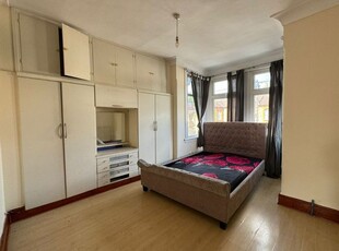Flat to rent in Valentines Road, Ilford IG1