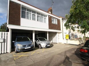 Flat to rent in Westborough Road, Westcliff-On-Sea SS0