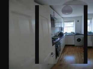 Room to rent in 4-bedroom flatshare in Lambeth