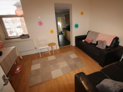 5 bedroom maisonette for rent in Deuchar Street, Newcastle Upon Tyne, NE2