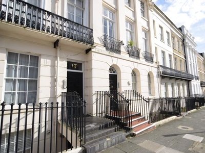 Flat to rent in Portland Place, Brighton BN2