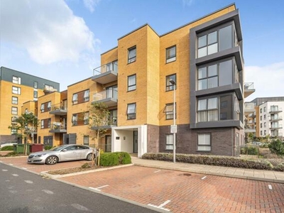 2 Bedroom Flat For Sale In Convenient For Reading And Green Park Station